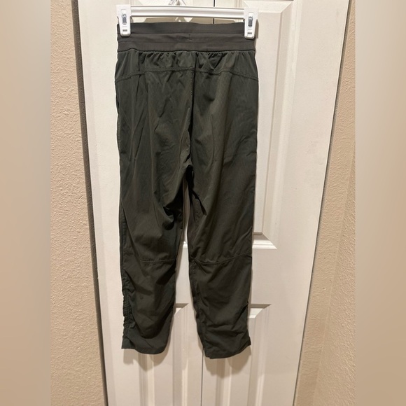 Lululemon Beyond The Studio 7/8 Pant 24” in Dark Olive , size 2 - Picture 6 of 14